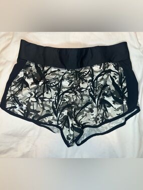 Under Armour Speedpocket Running Shorts Womens Medium Camo Print Lined Athletic